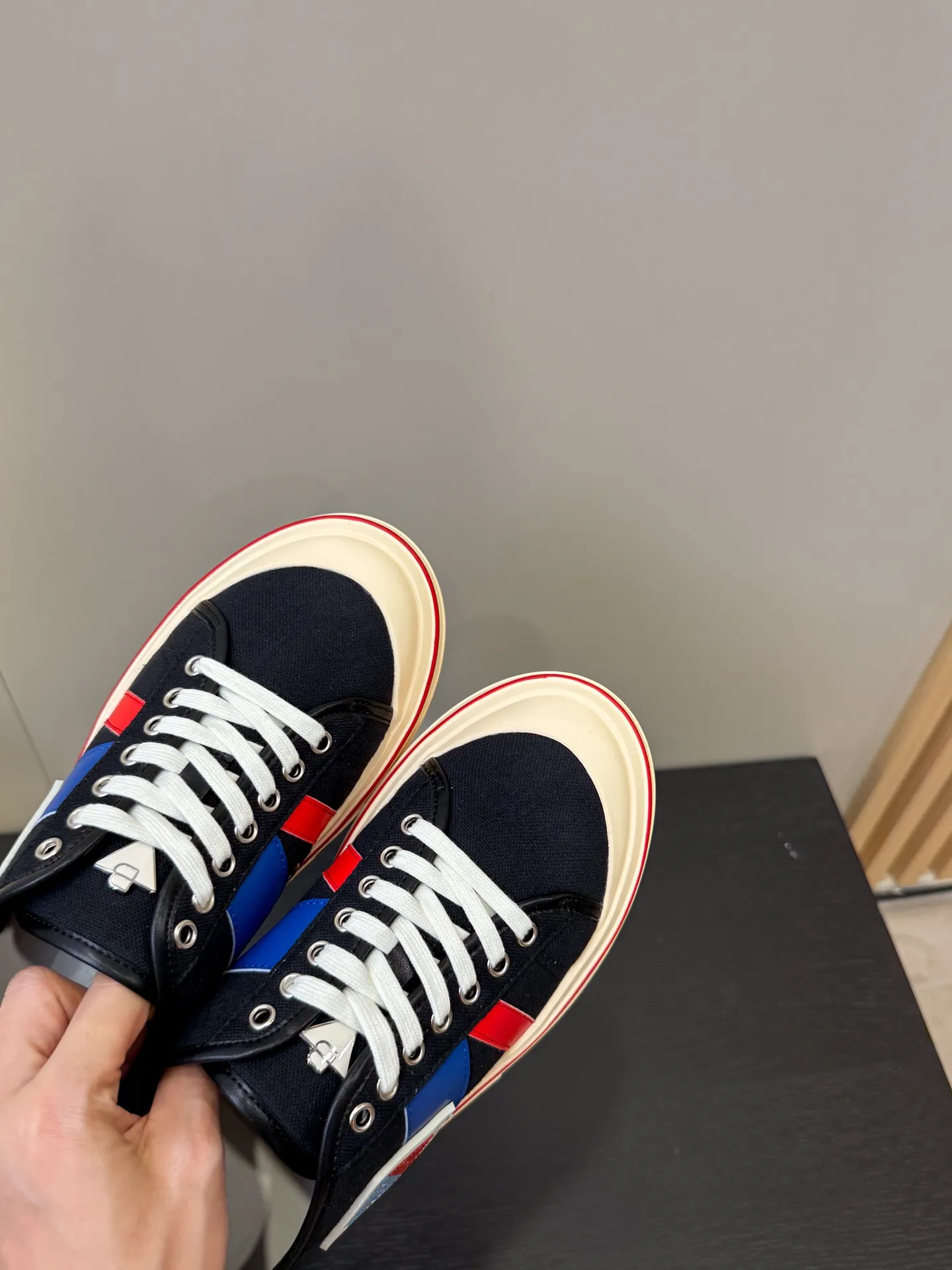👟👟Ex-factory price 460👟👟 (Men's size +1️⃣0️⃣) BVOrbit's latest 2025 catwalk model, developed 1:1 from the original board, classic color matching elements! This is the biggest highlight of this shoe, eye-catching but not exaggerated design, super cool for daily use, super versatile whether paired with pants, sweaters or skirts, looks good no matter how you wear it, the more you look at it, the more you like it ❗️ Outsole: Original outsole color: 5 colors code number: female 35-40 male 39-44